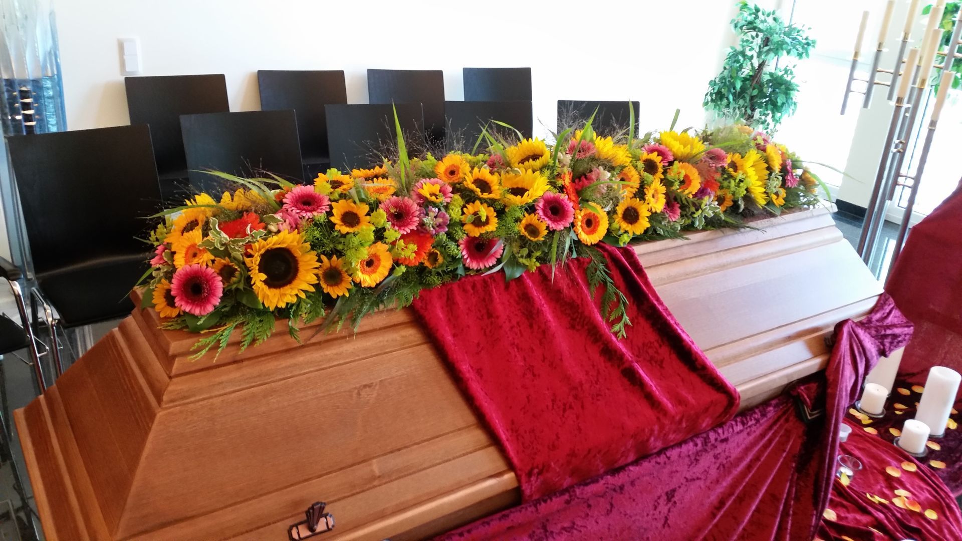 Sargbuketts mit gelben und orangefarbene Sonnenblumen