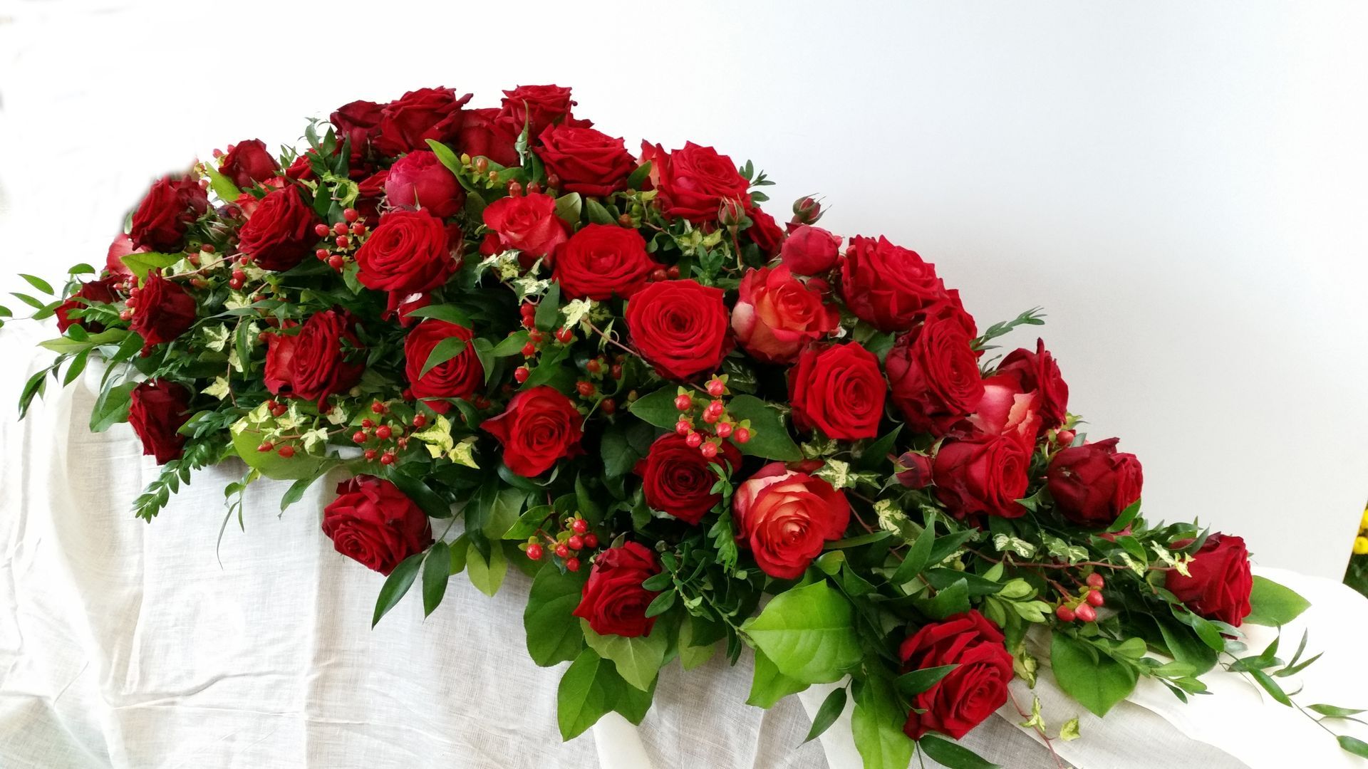 Sargbuketts mit roten Blumen