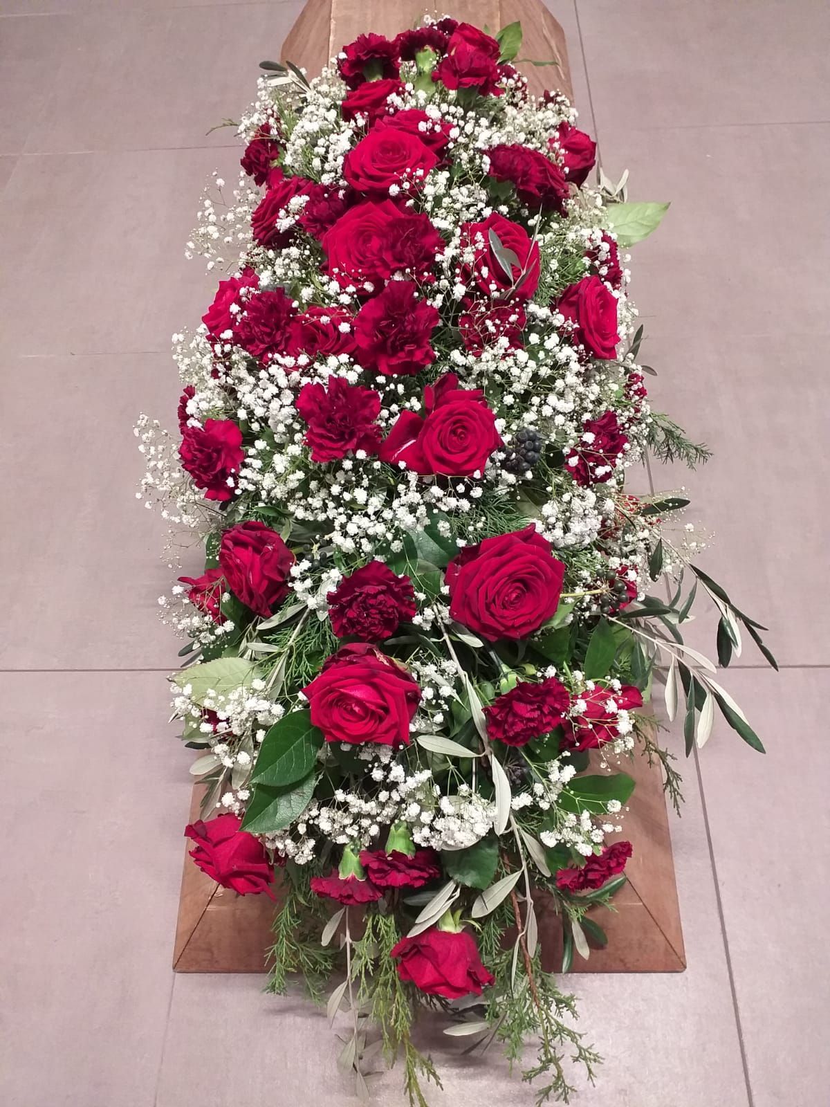 Sargbuketts mit roten und weißen Blumen