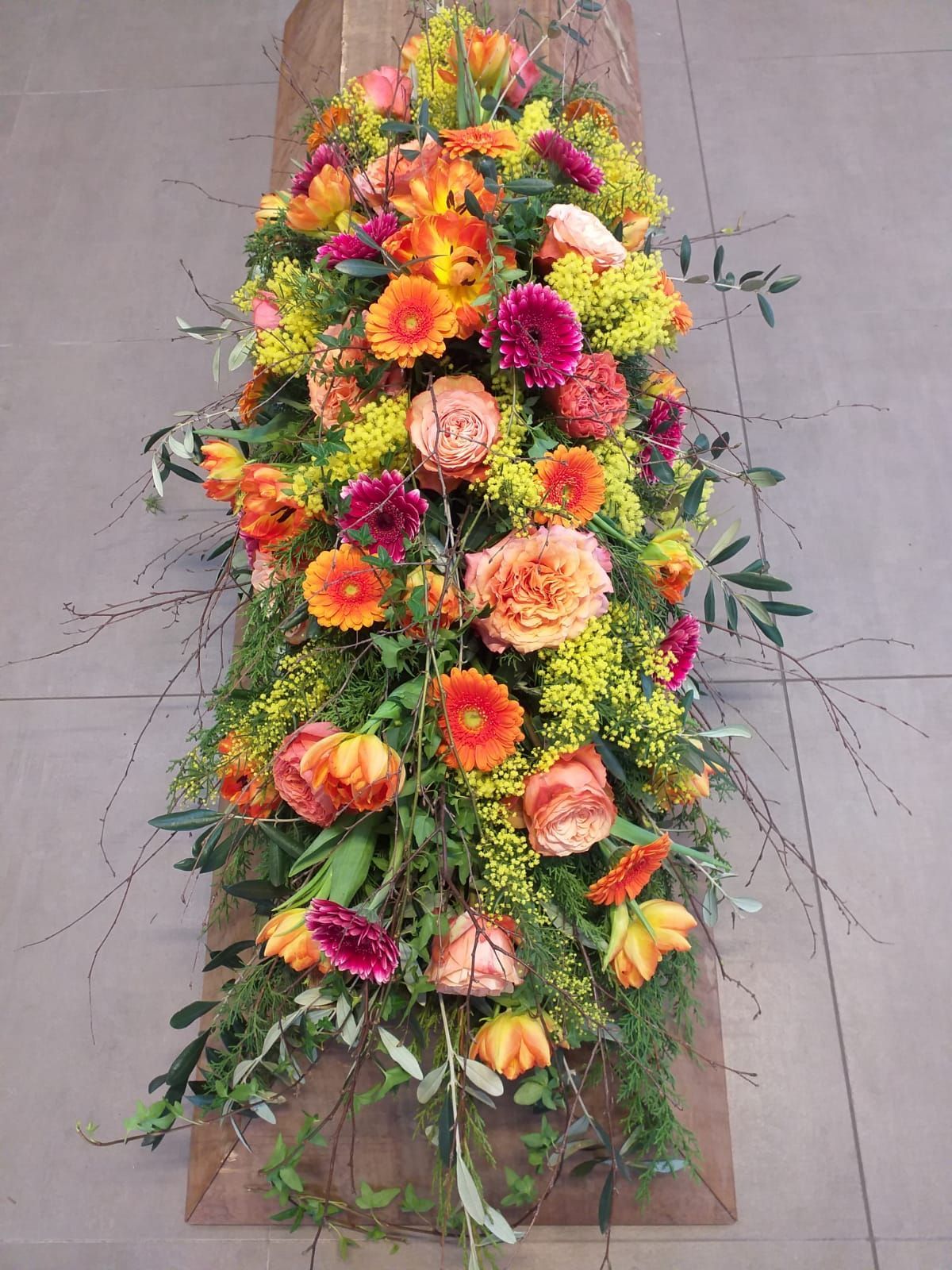 Sargbuketts aus orangefarbene Blumen