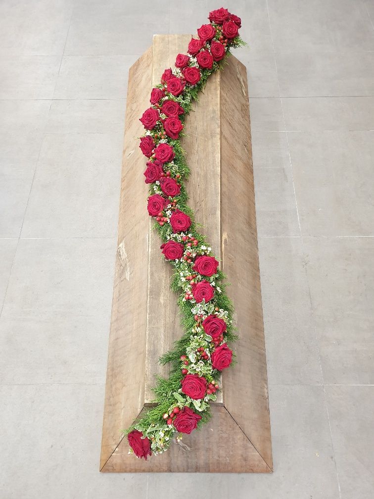Sargbuketts mit roten Rosen