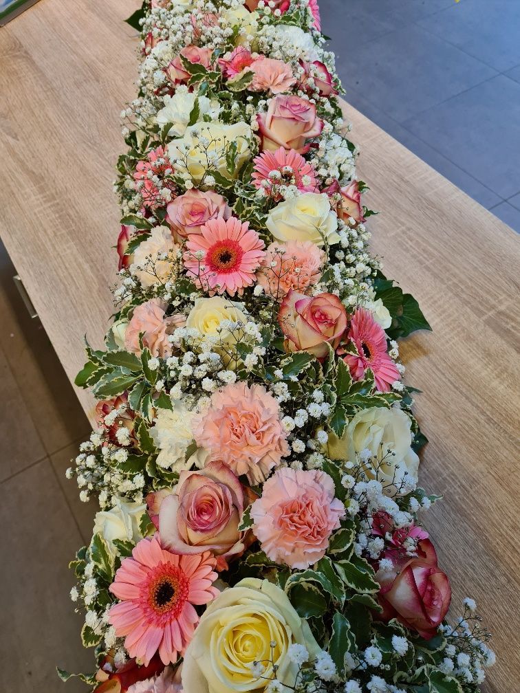 Sargbuketts aus weißen und pinken Blumen