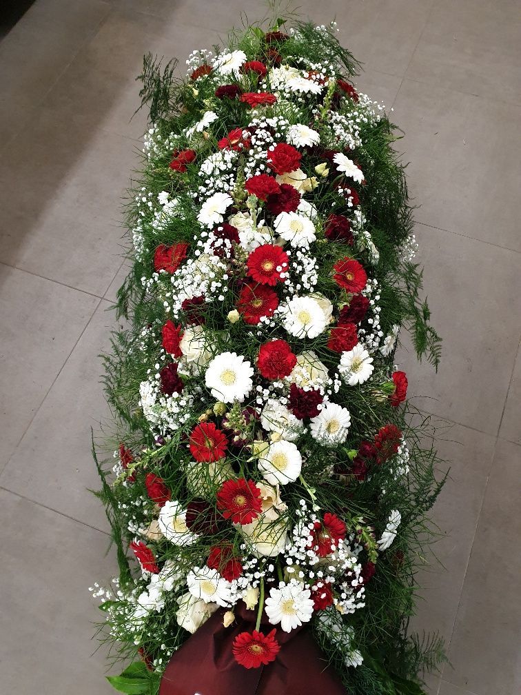 Sargbuketts mit roten und weißen Blumen