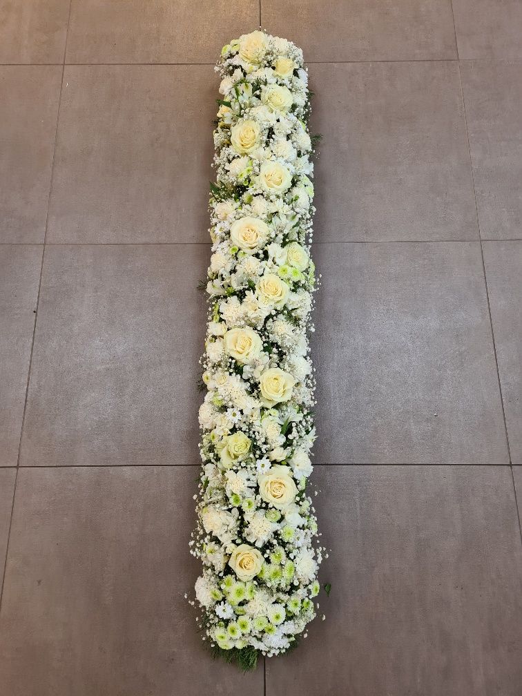 Sargbuketts weiße Blumen