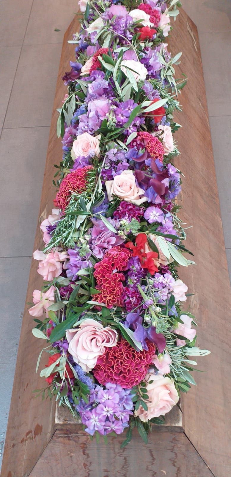 Sargbuketts aus lilafarbenen Blumen