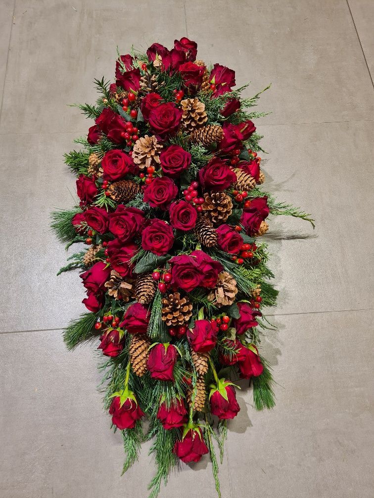 Sargbuketts mit roten Blumen