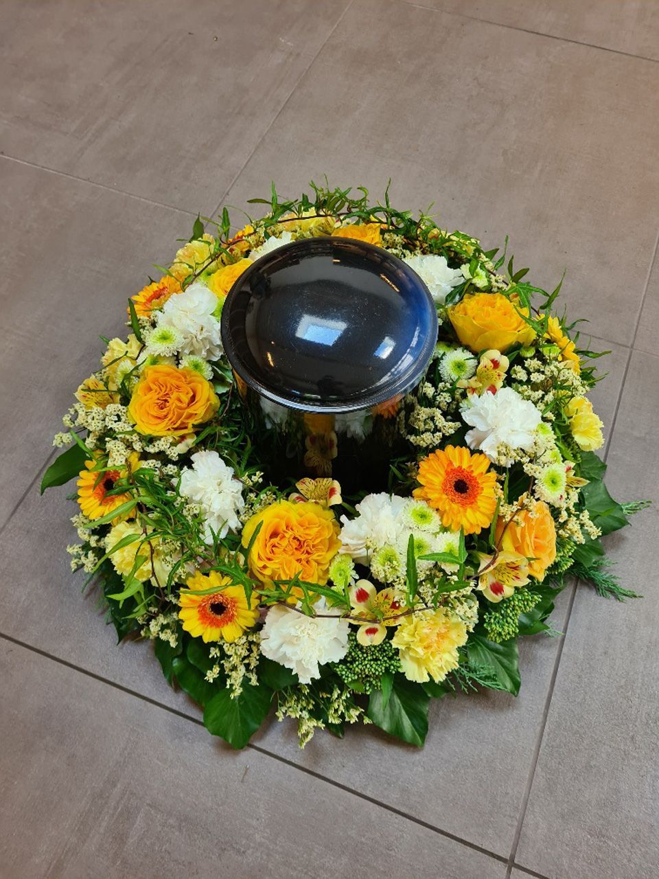 Urnenschmuck mit gelben und weißen Blumen