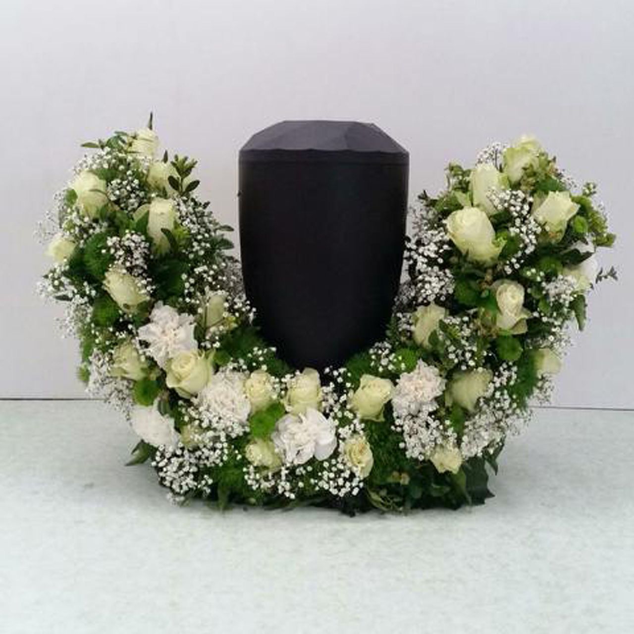 Urnenschmuck mit weißen Blumen