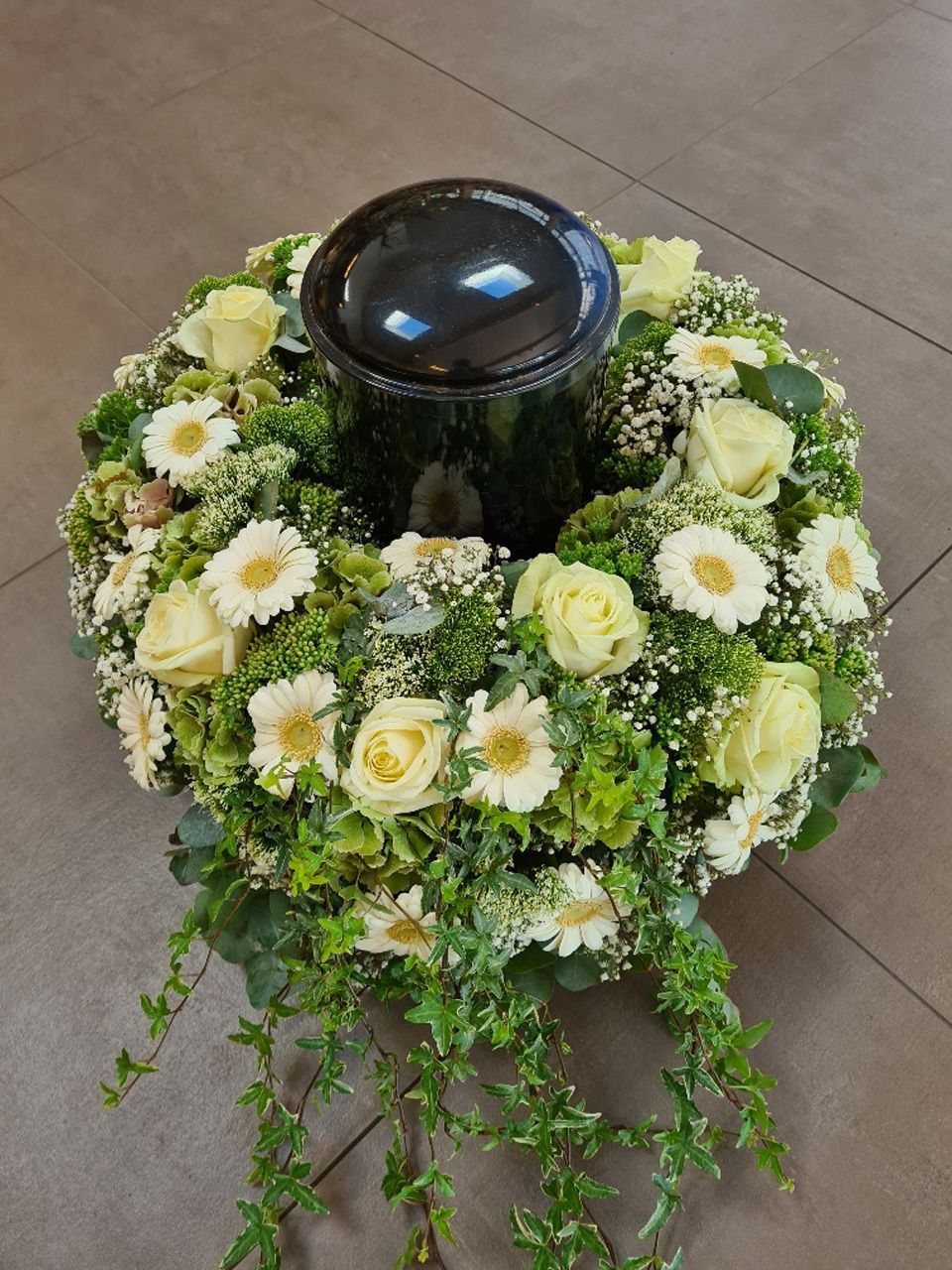 Urnenschmuck mit weißen Blumen