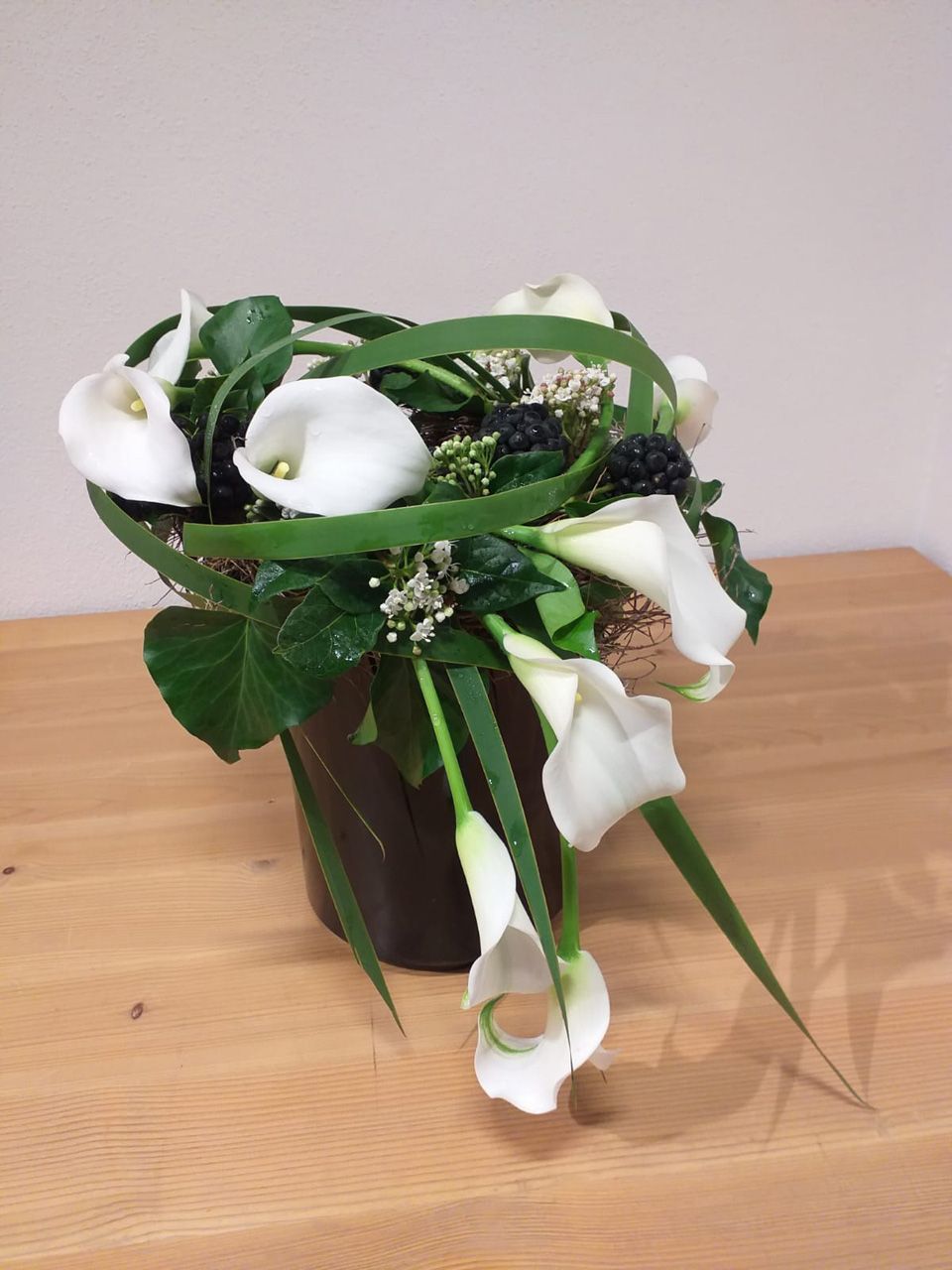 Weiße Blumen mit grünen Dekoelementen