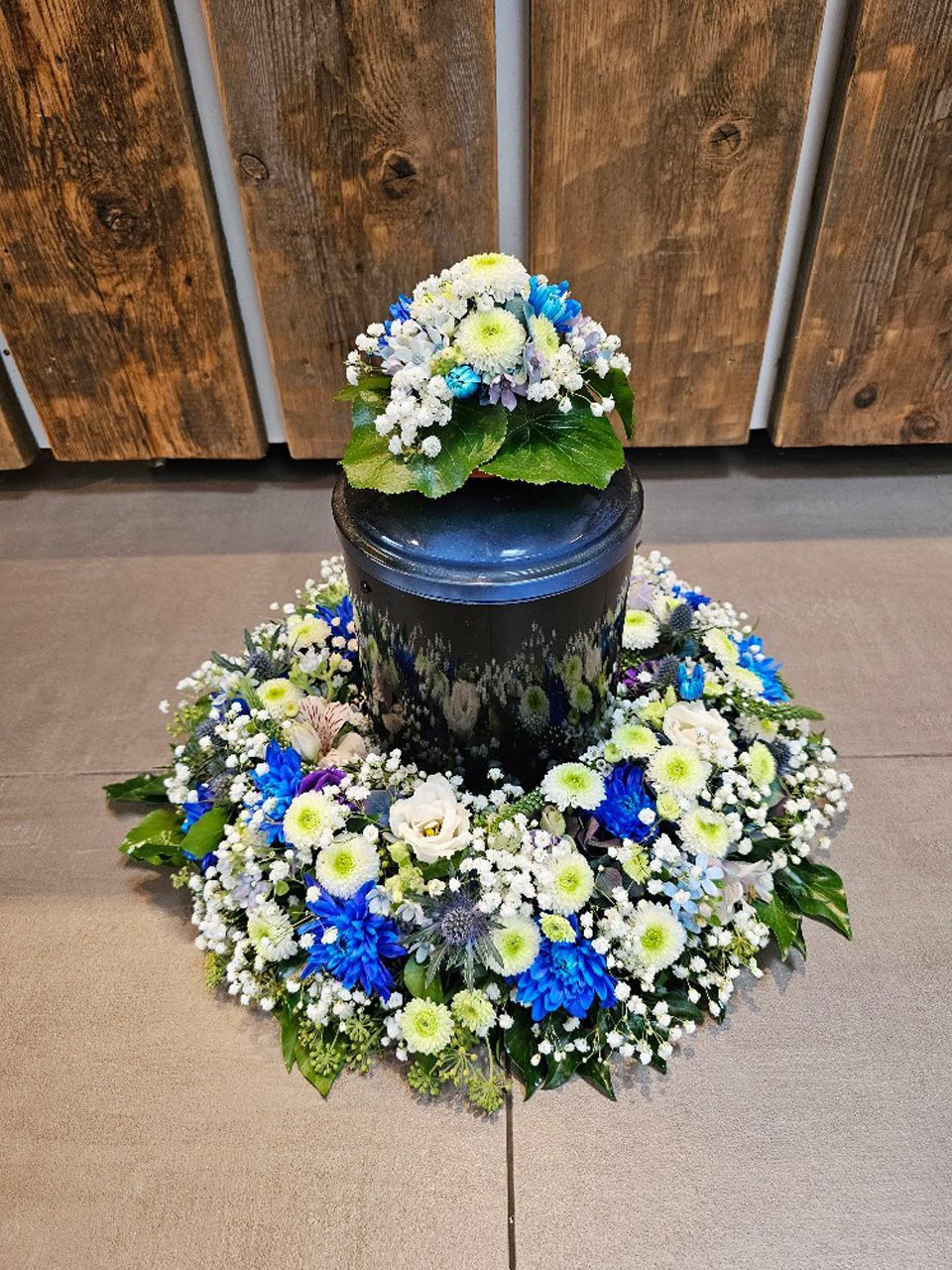 Urnenschmuck mit weißen und blauen Blumen
