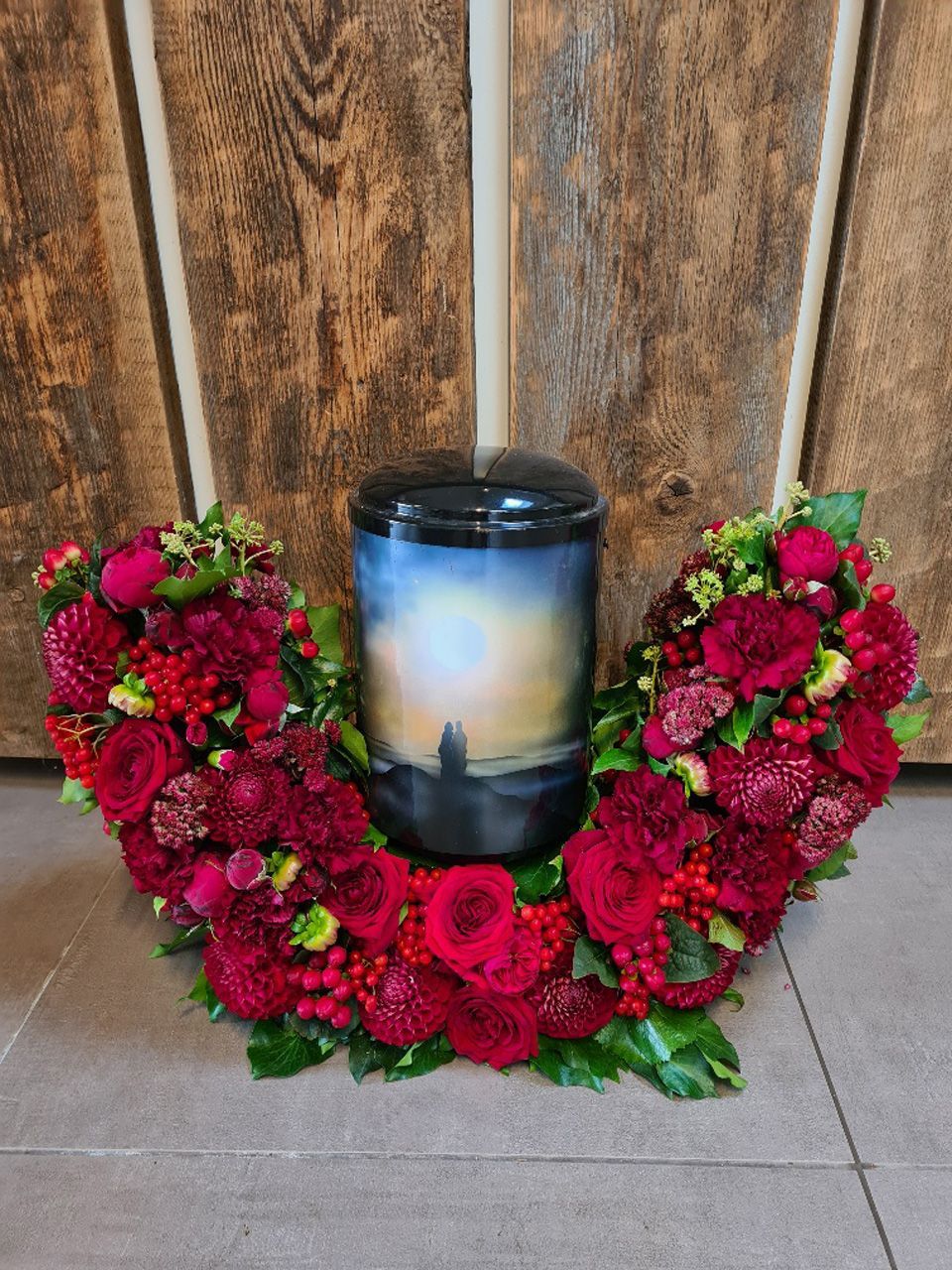 Urnenschmuck mit roten Blumen