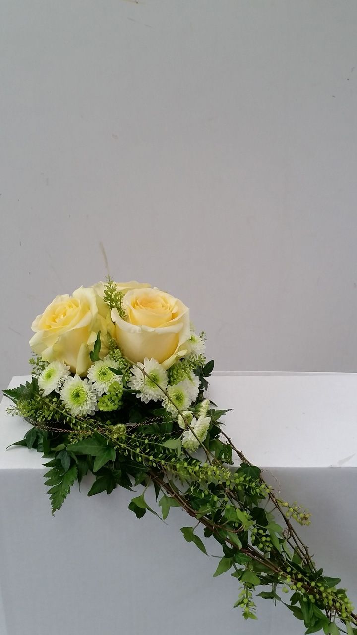 Urnenschmuck mit weißen Blumen und Rosen