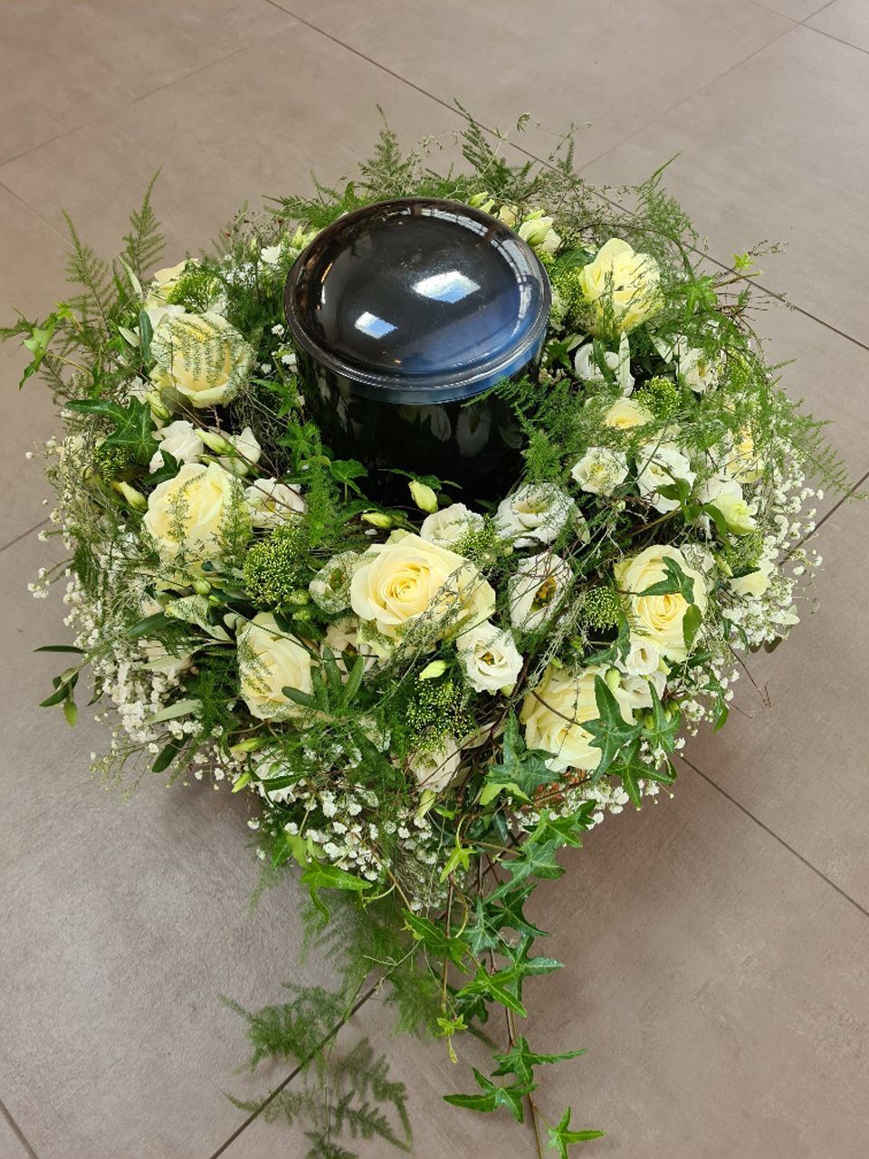 Urnenschmuck mit weißen Blumen und Rosen