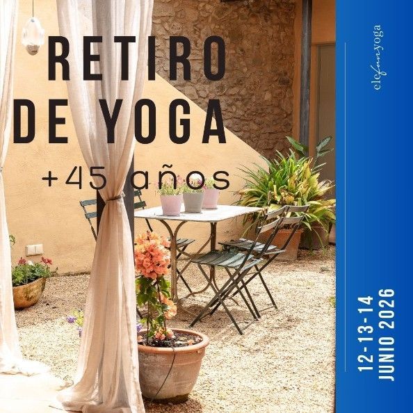 Anuncio de retiro de yoga: escena en el patio con mesa, sillas y plantas. El texto dice «Retiro de Yoga +45 años» y las fechas.