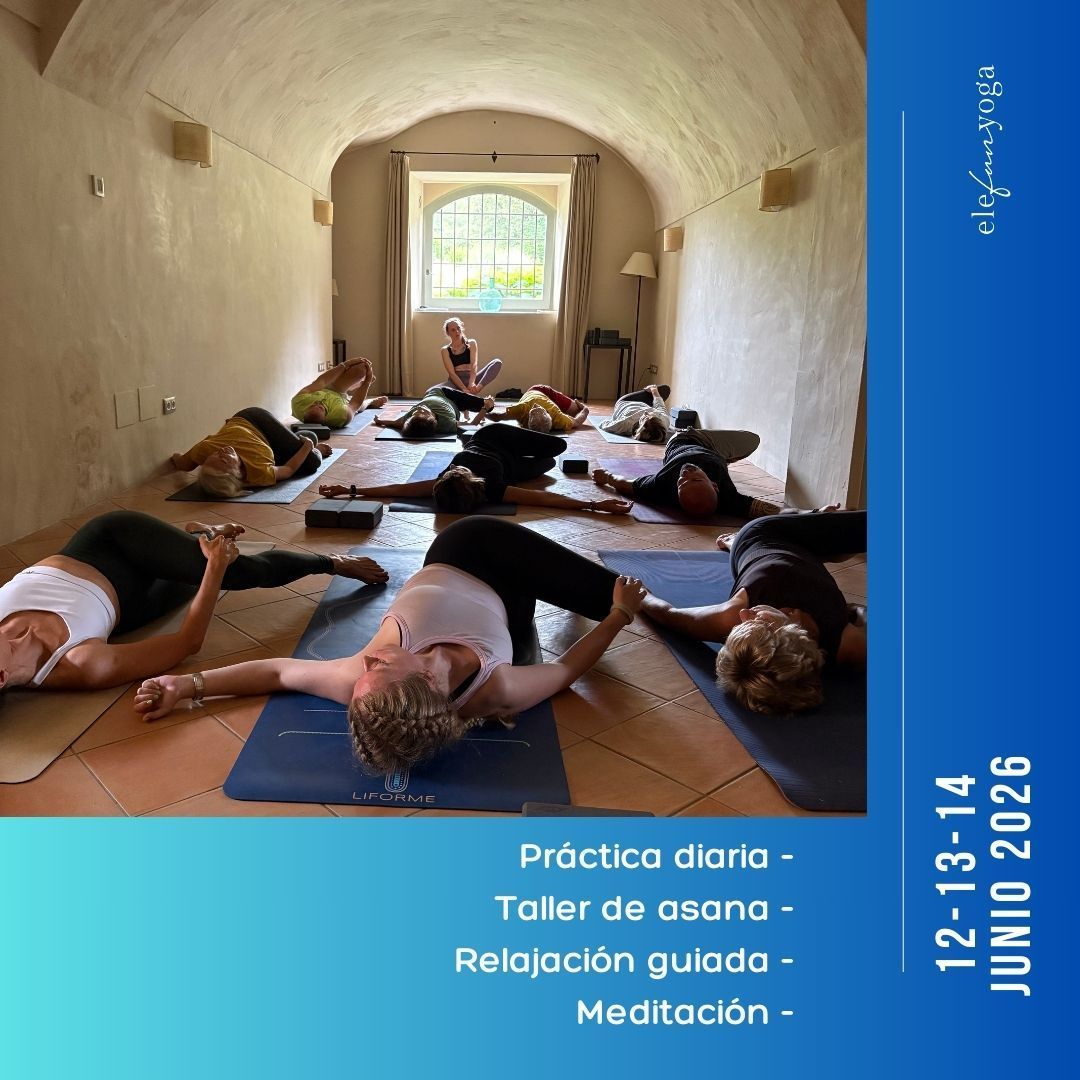 Personas en poses de yoga sobre colchonetas en una sala. Se indican las fechas, el lugar y las actividades 