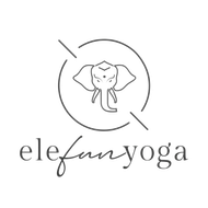 Cabeza de elefante dentro de un c&iacute;rculo, cruzada por l&iacute;neas, encima de las palabras "elefun yoga" en escritura.
