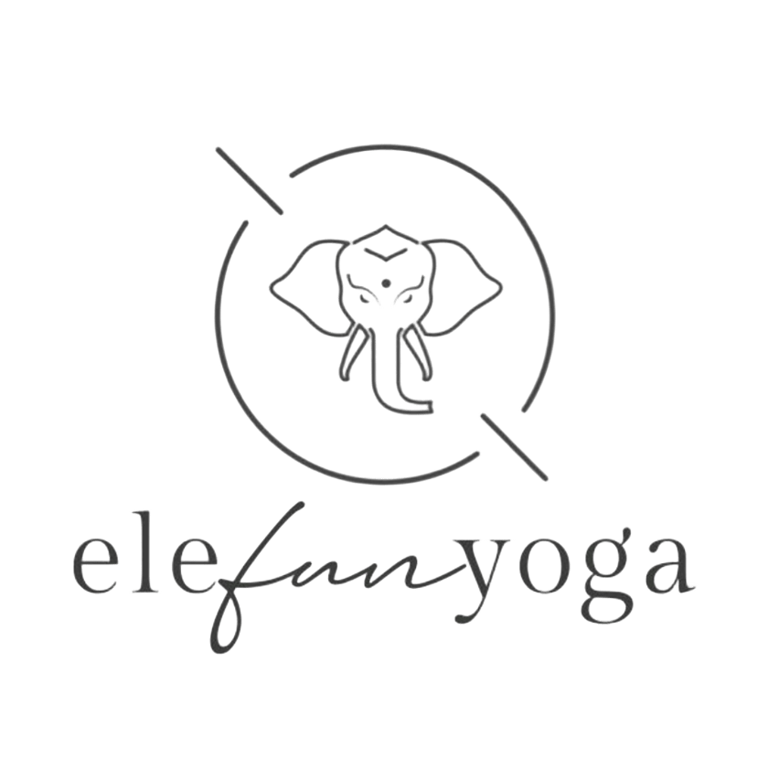 Cabeza de elefante dentro de un círculo, cruzada por líneas, encima de las palabras "elefun yoga" en escritura.