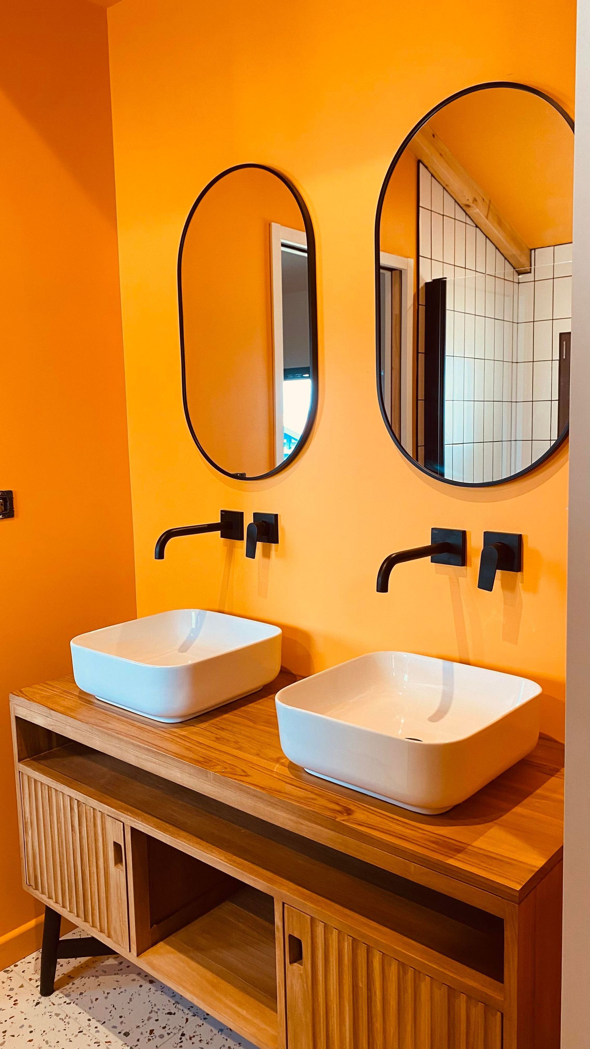 Doubles vasques et robinetteries encastrées dans le mur