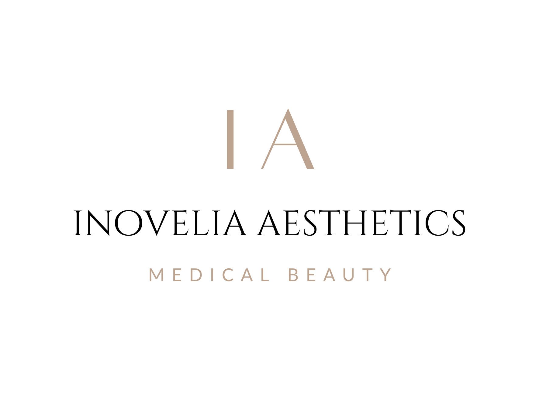 INOVELIA AESTHETICS Logo mit beigem „IA“-Monogramm und dem Schriftzug „MEDICAL BEAUTY“ auf weißem Hintergrund