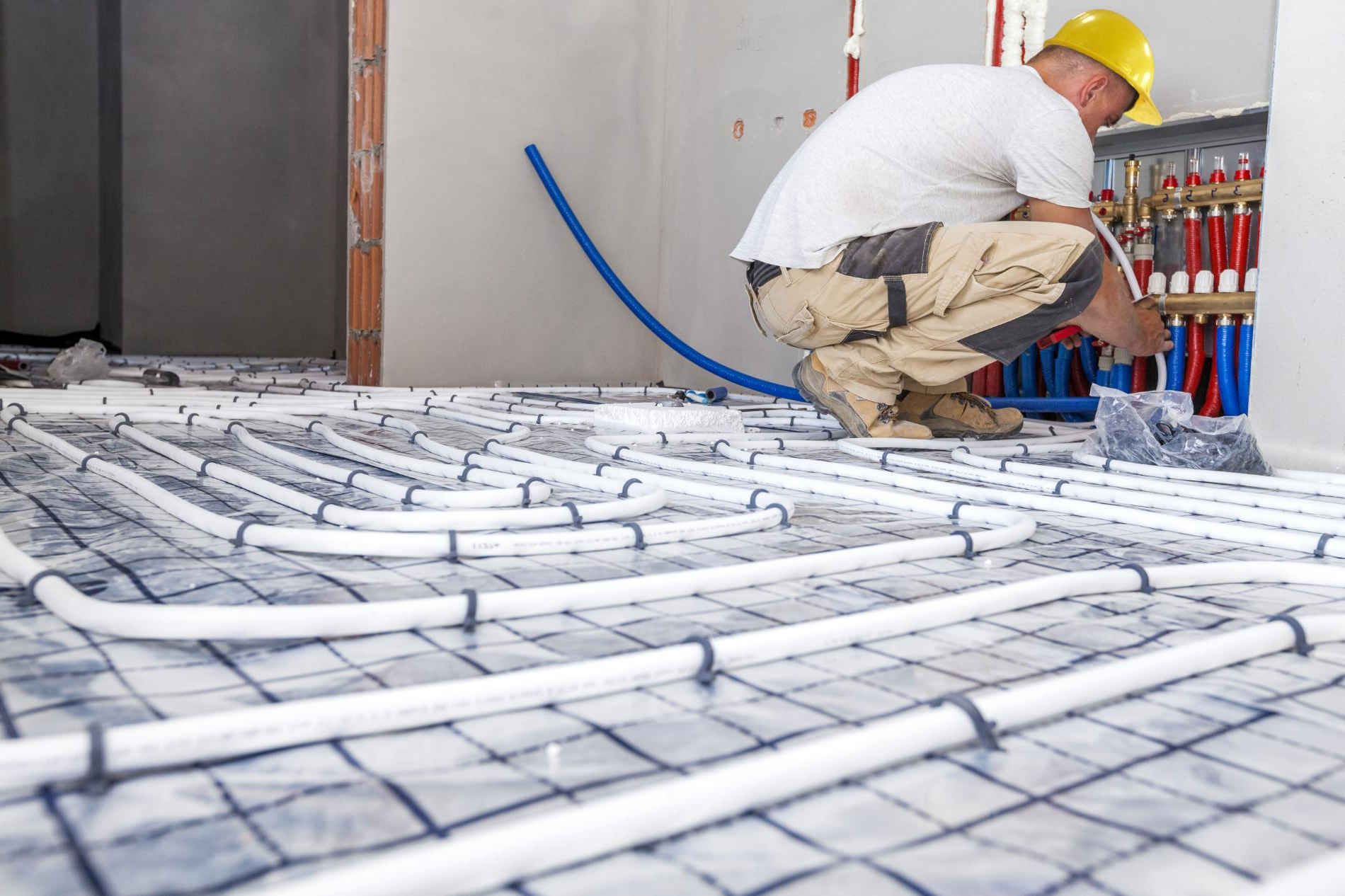 Mann installiert eine Heizungsanlage