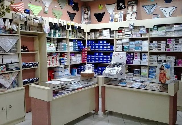 Una tienda llena de muchos tipos diferentes de ropa interior.