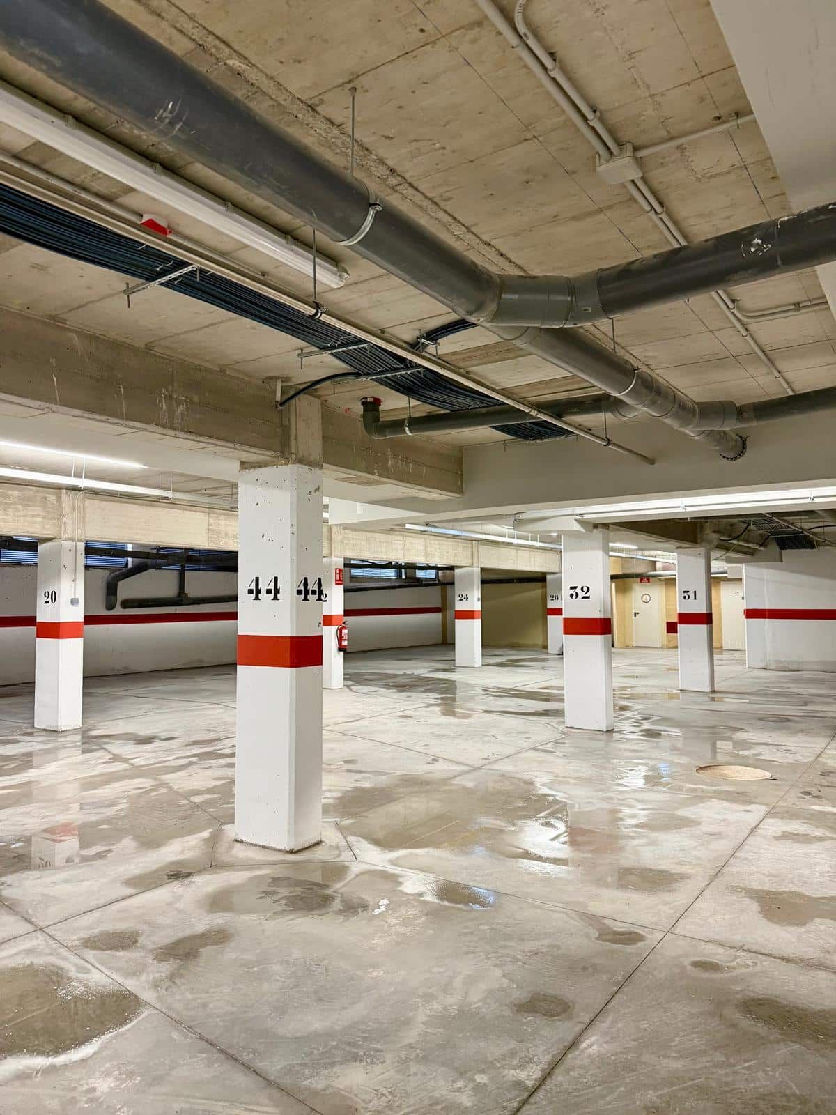 Estacionamiento de concreto con columnas