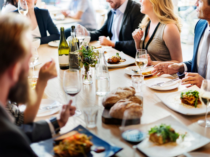 Des personnes dînent ensemble à une table dans un restaurant
