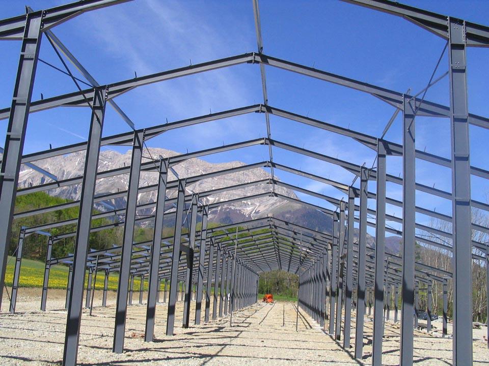 Photo de la structure métallique d'un bâtiment en construction