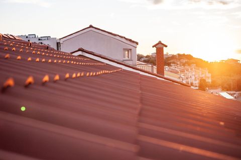 Une toiture avec un coucher de soleil