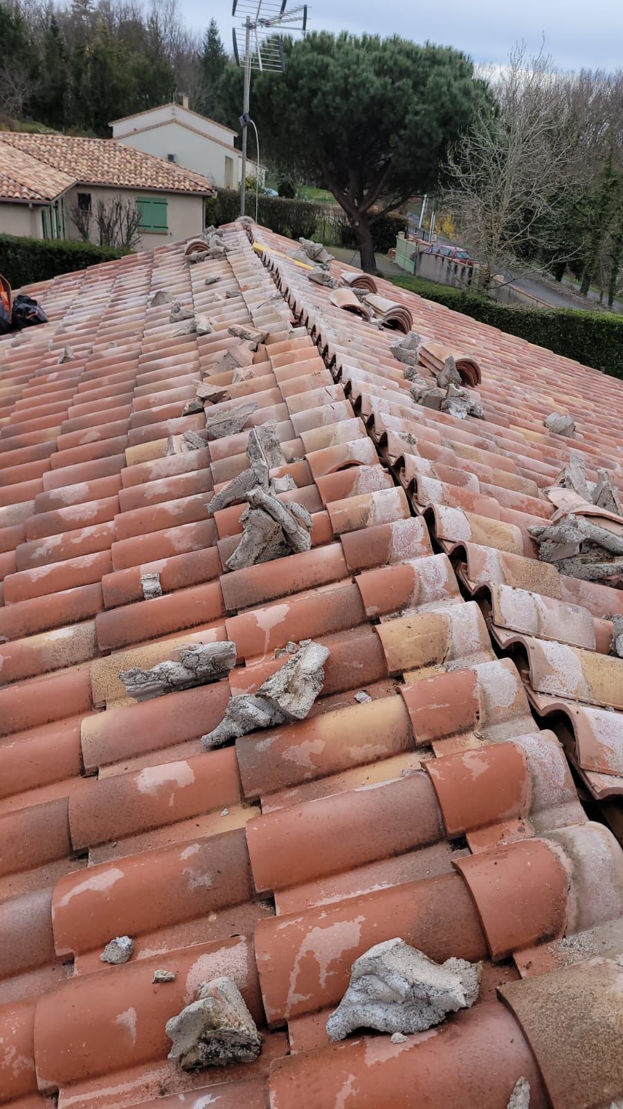 Toit en tuiles rouges avec des tuiles posées.