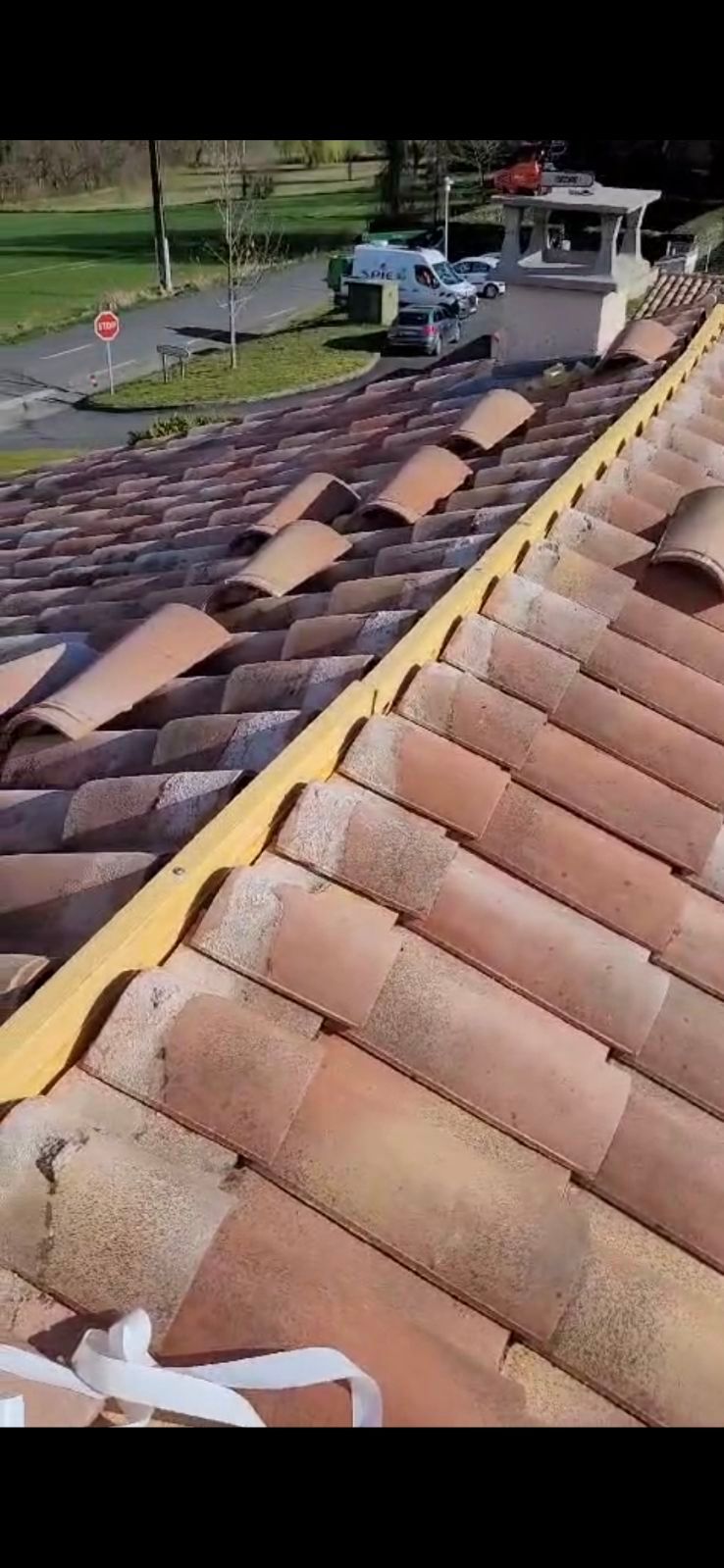 Gros plan d'un toit en tuiles.