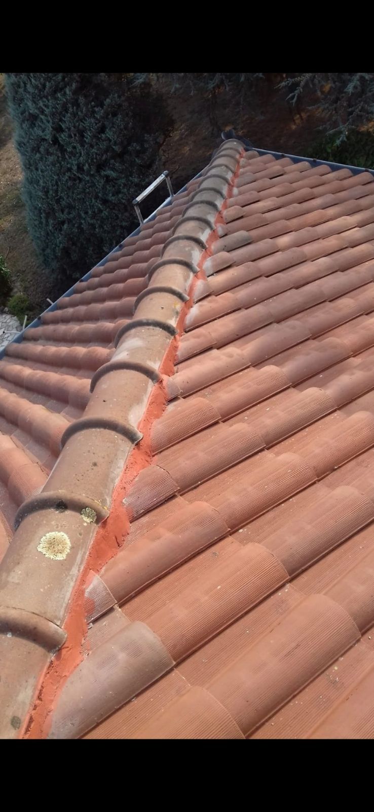 Un homme qui remplace une tuile