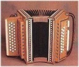 Zwei Frauen stehen nebeneinander und halten Tassen Kaffee.