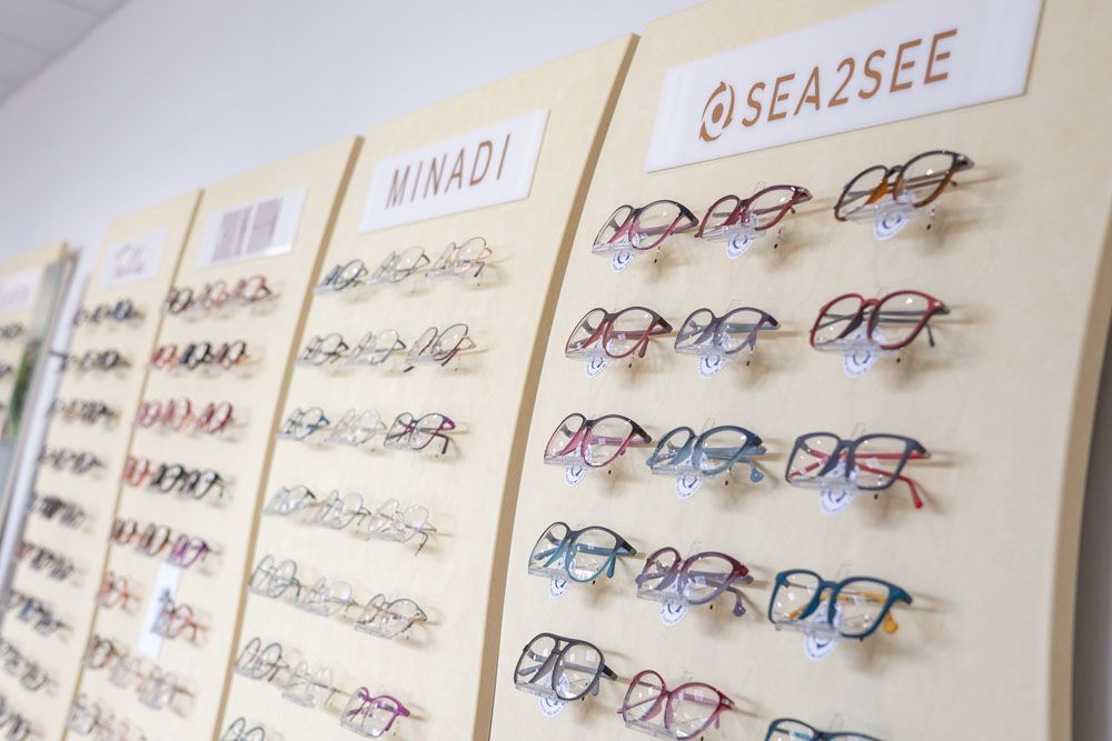 Brillen in einem Optikergeschäft, verschiedene Stile und Farben.