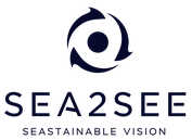 Logo: SEA2SEE in marineblauem Text mit einem kreisförmigen Symbol darüber. Das Symbol zeigt drei gebogene Pfeile, die sich um einen dunklen Kreis drehen.