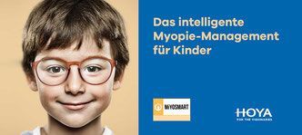 Junge mit Brille, lächelnd. Werbung für Myopie-Management bei Kindern, blauer Hintergrund.
