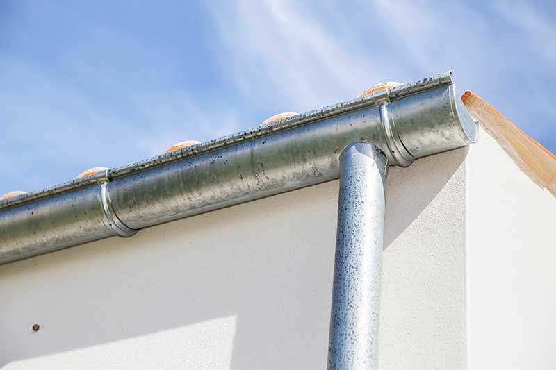 Gouttière en zinc sur mesure