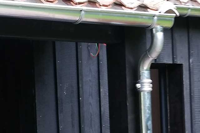 Installation de gouttière métallique