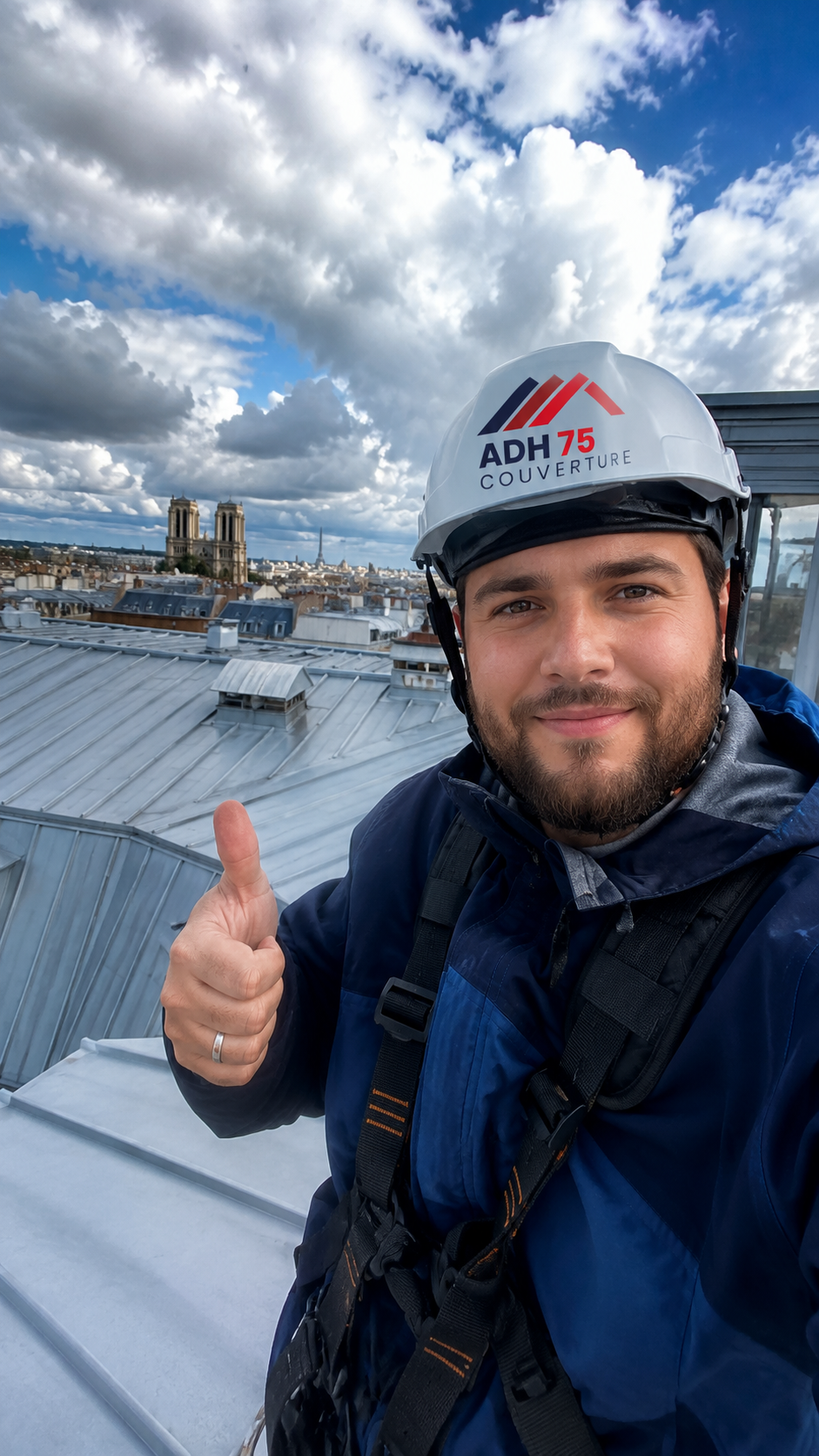 Didier Heugebaert sur une toiture en chantier à Paris lève le pouce en guise de satisfaction