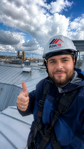 Homme souriant en veste en jean bleue pointant vers le haut et sur le côté sur fond blanc