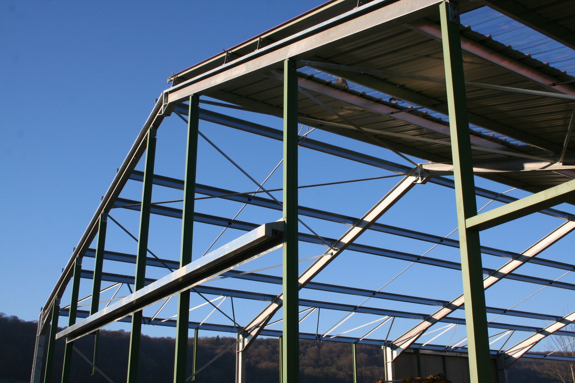 Structure métallique en construction sur fond de ciel bleu clair