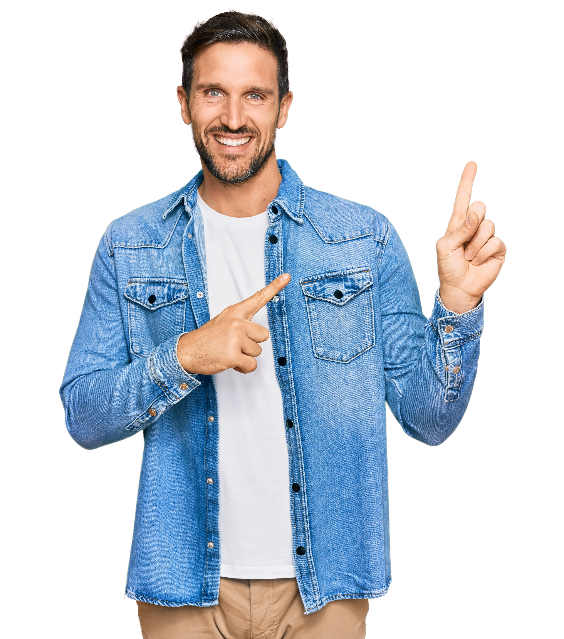 Homme souriant en veste en jean bleue pointant vers le haut et sur le côté sur fond blanc