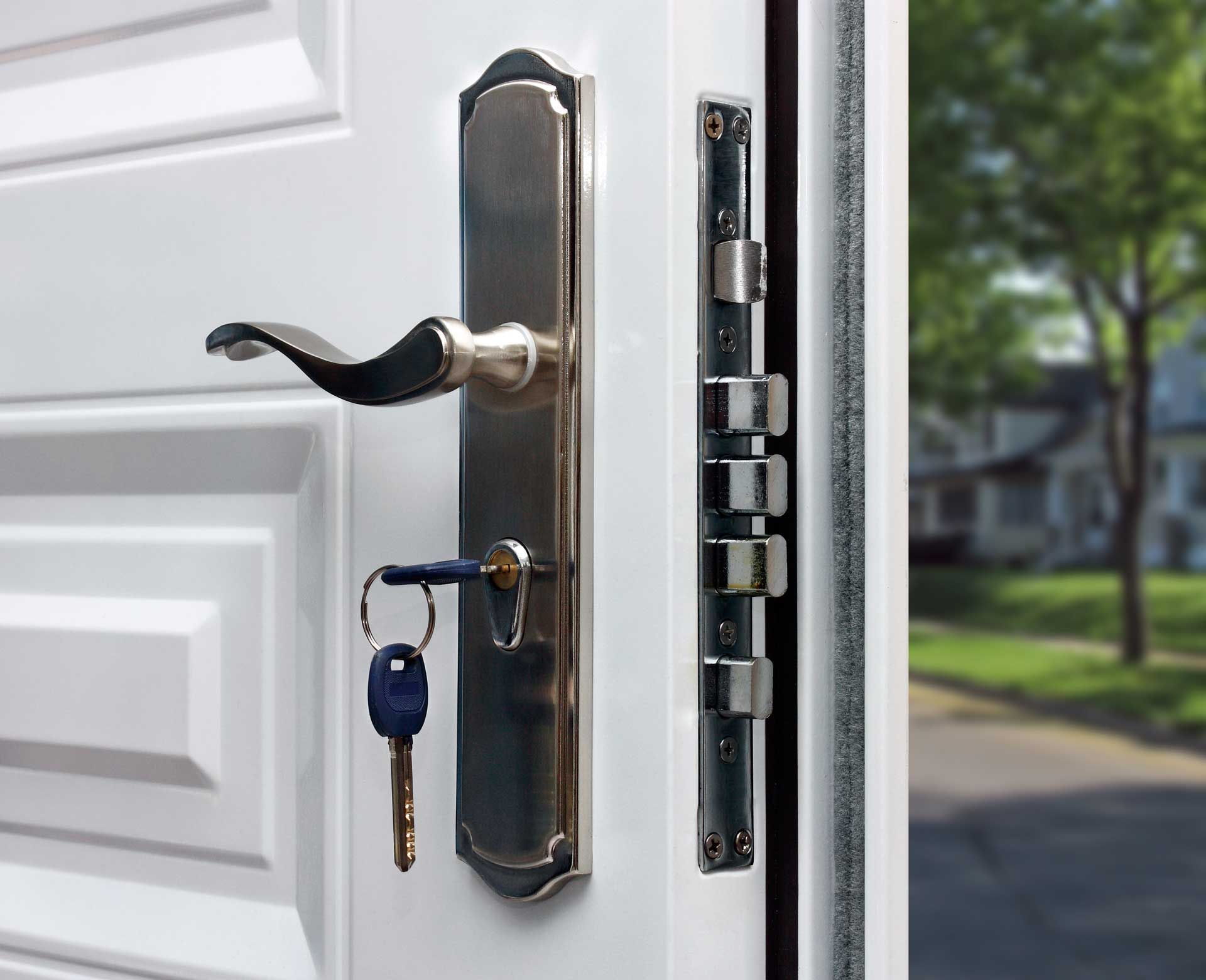 Une paire de clés dans une serrure de porte d'entrée