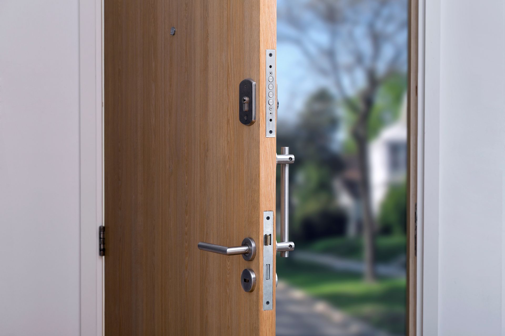 Porte en bois avec serrure sécurisée