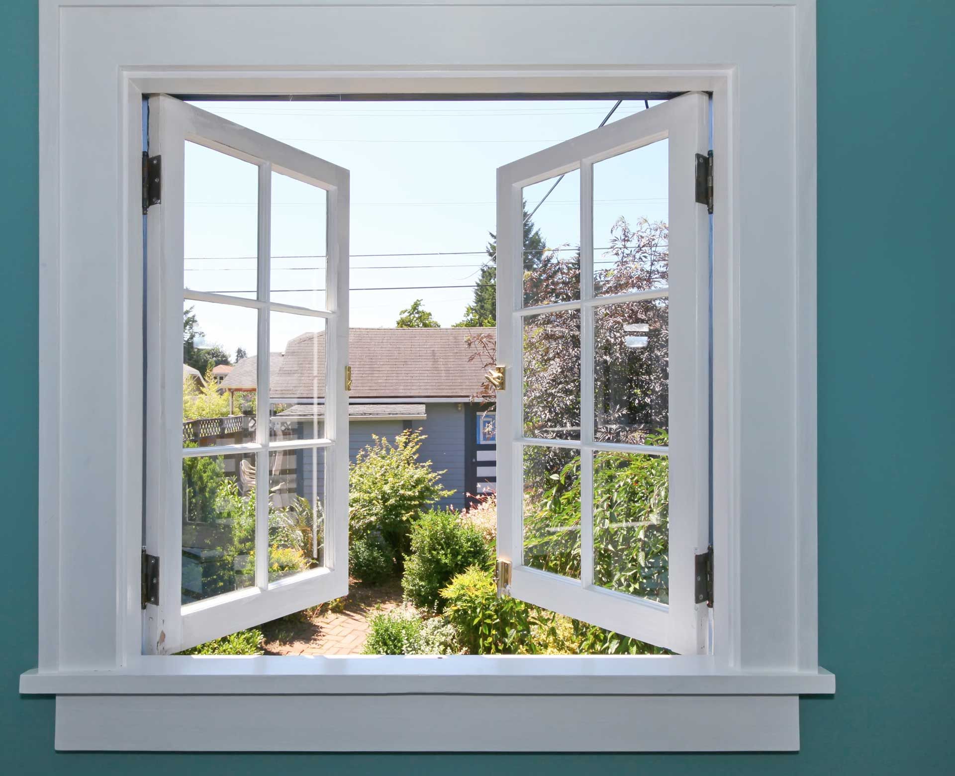 Une fenêtre à battants ouverte vue de l'intérieur