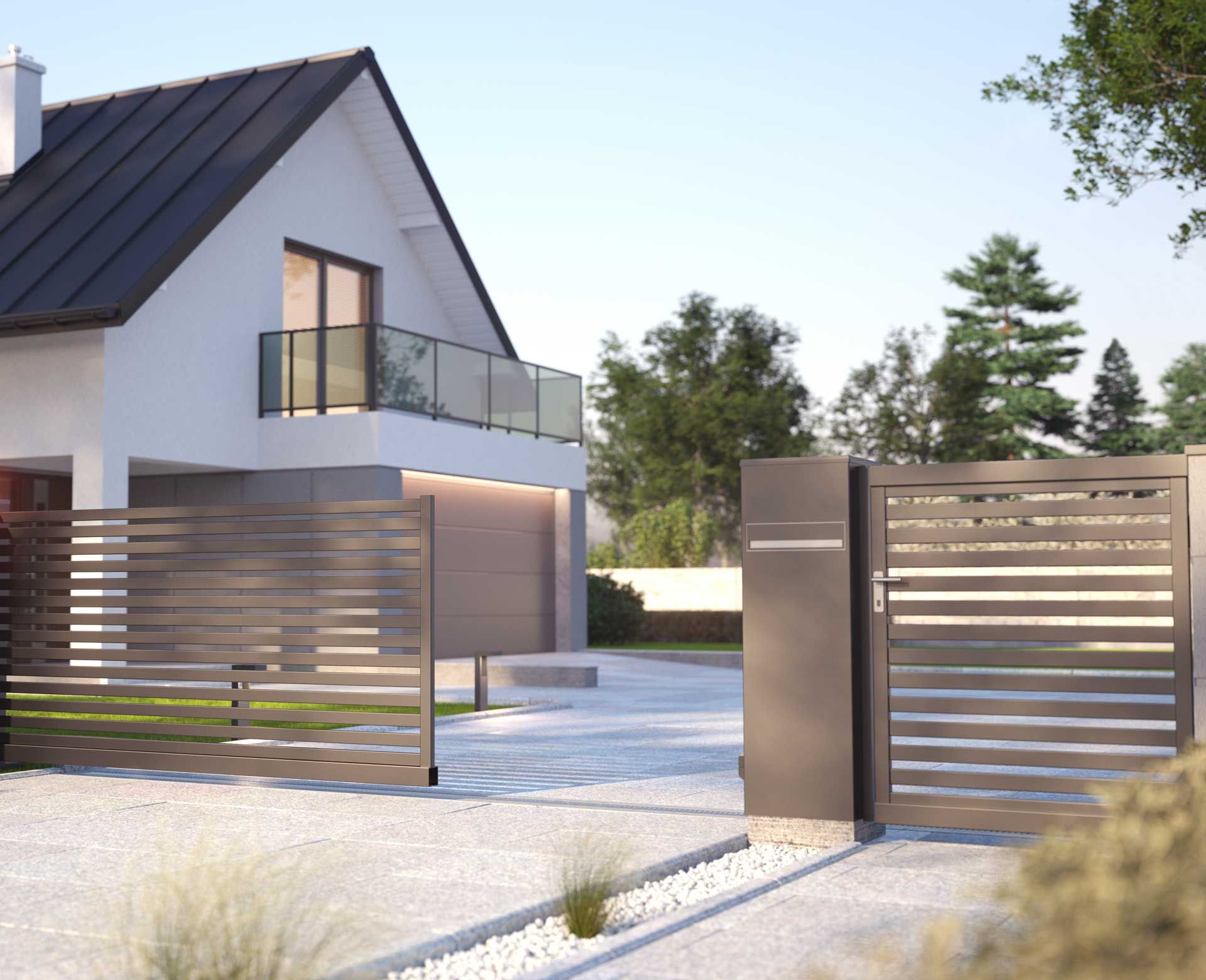 Un portail automatique coulissant s'ouvrant sur une allée qui mène à un garage de maison individuelle
