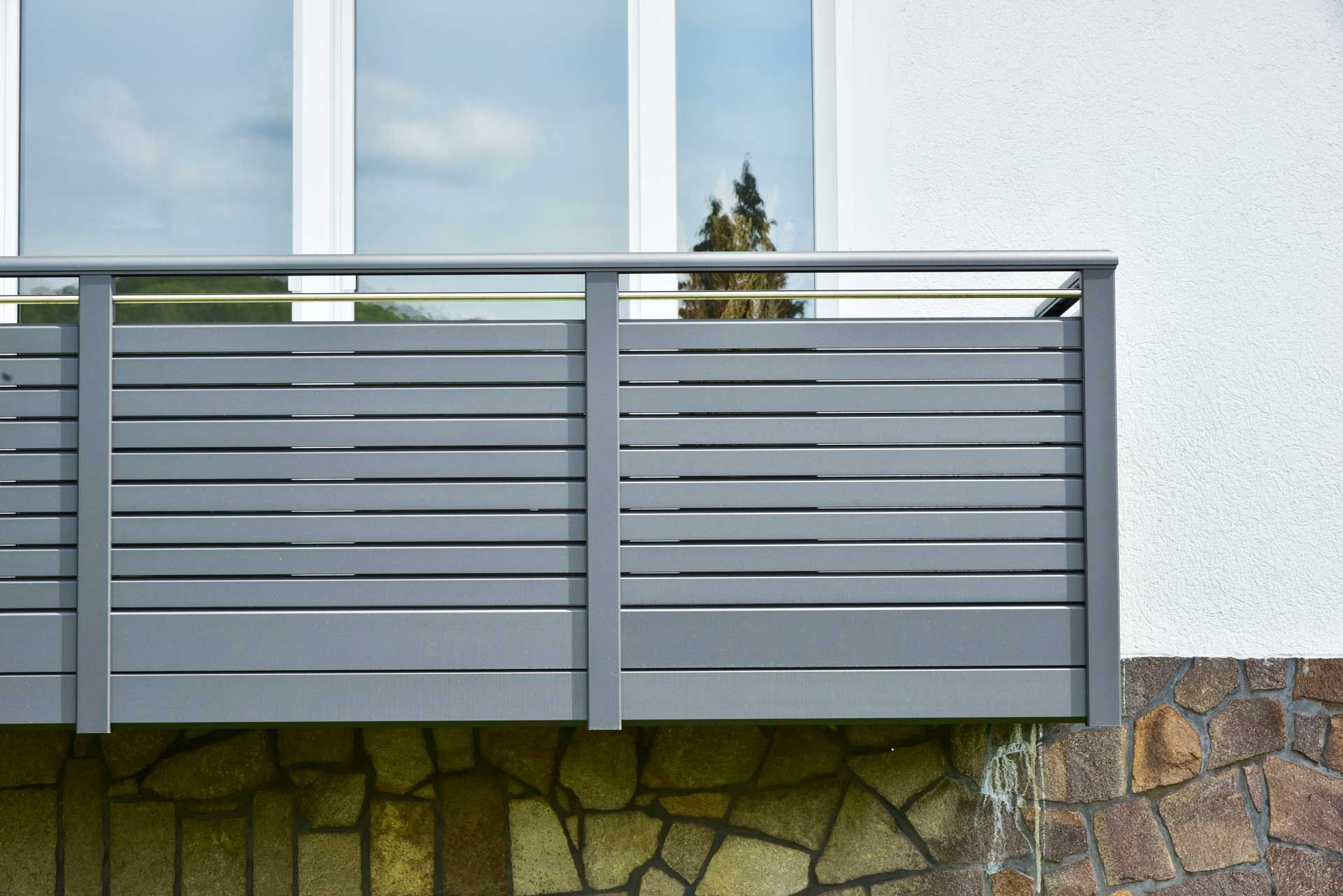 Un garde-corps de balcon en aluminium gris