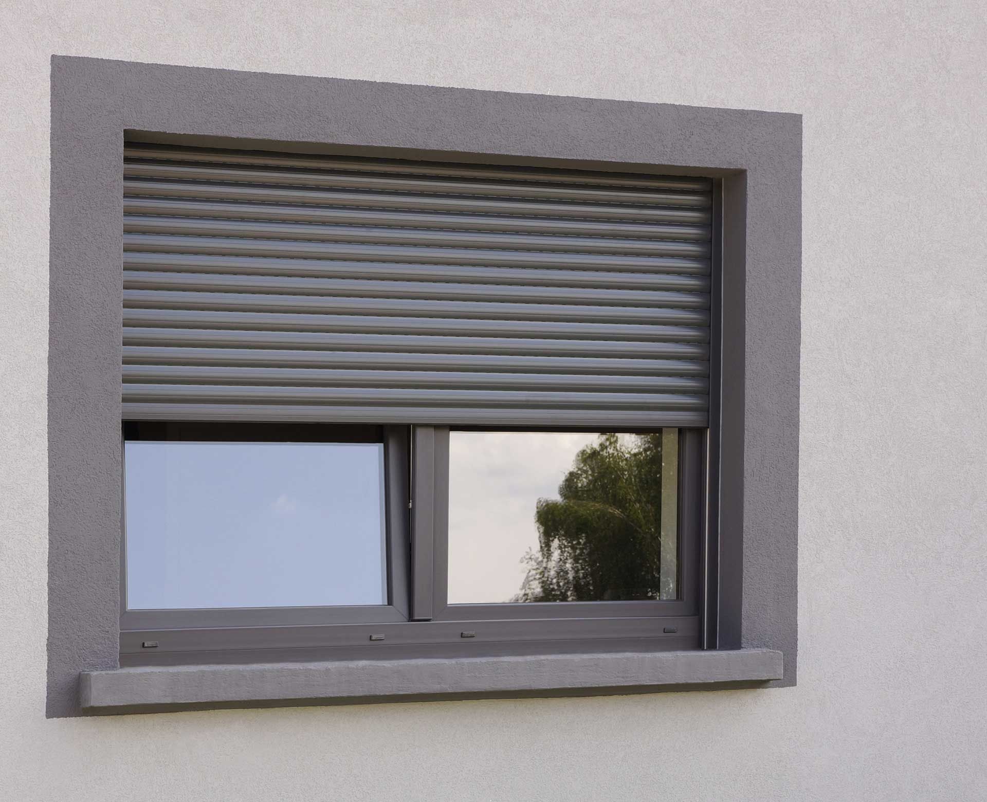 Une fenêtre en partie occultée par un volet roulant