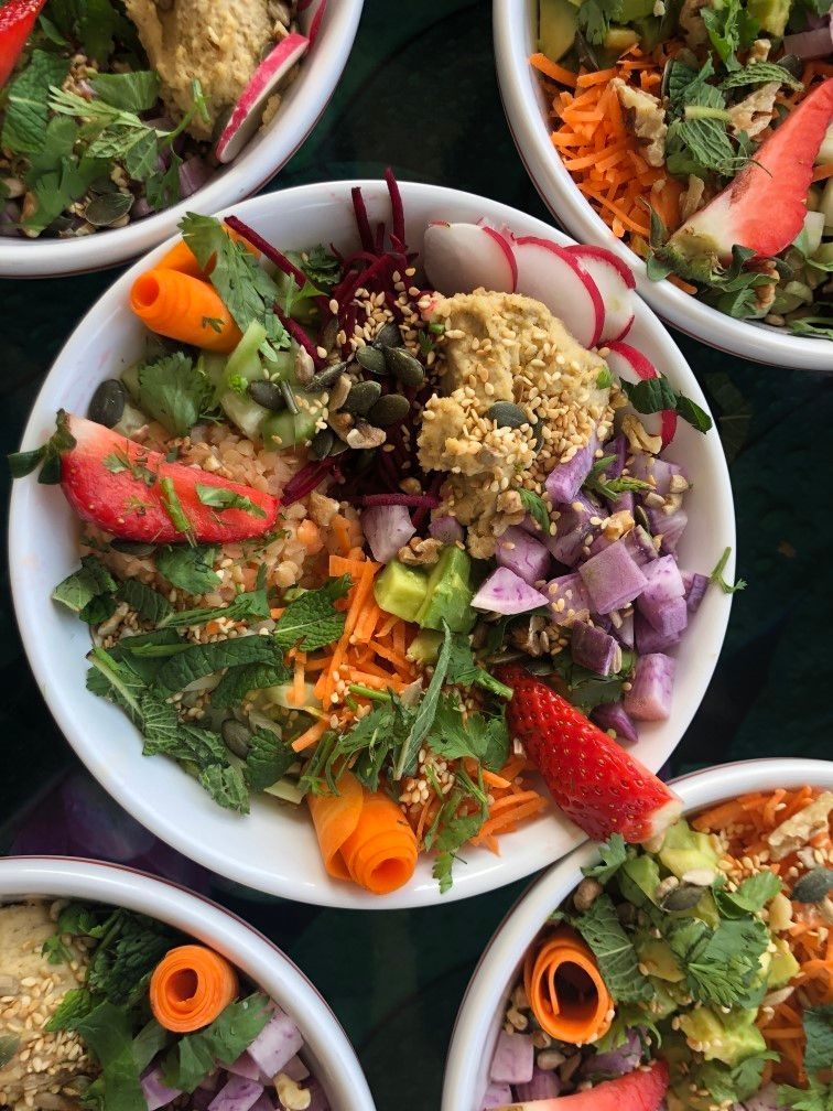 Bowl de La Tour Bol contenant une salade très colorée de légumes et d'herbes